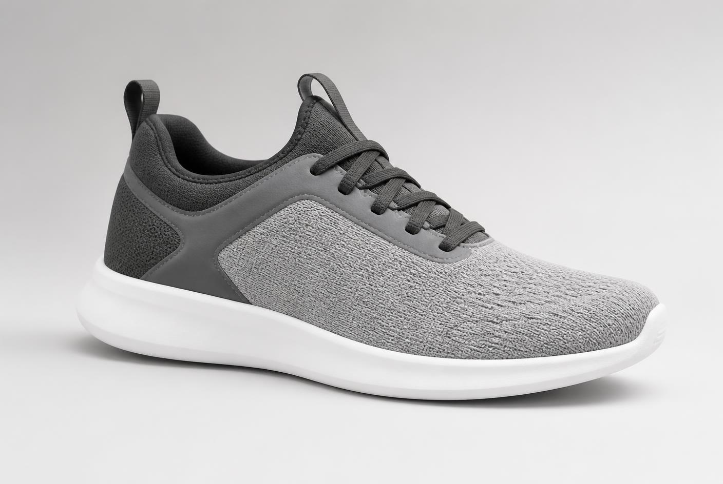 Vue de trois quarts de la chaussure intelligente Movéa Step One, tige en maille grise et semelle blanche